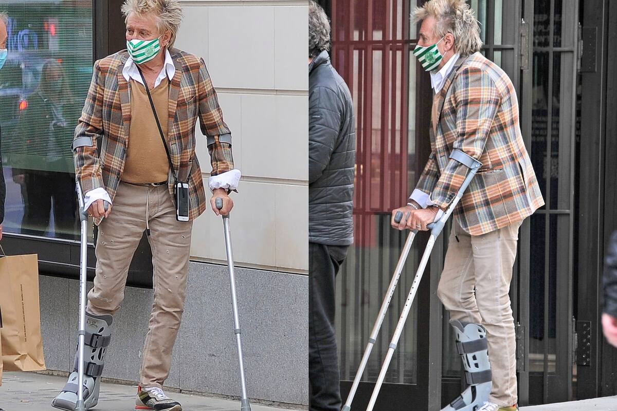 Rod Stewart con muletas por Londres