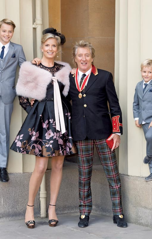 Rod Stewart con su esposa Penny Lancaster y los dos hijos de la pareja: Alastair y Aiden