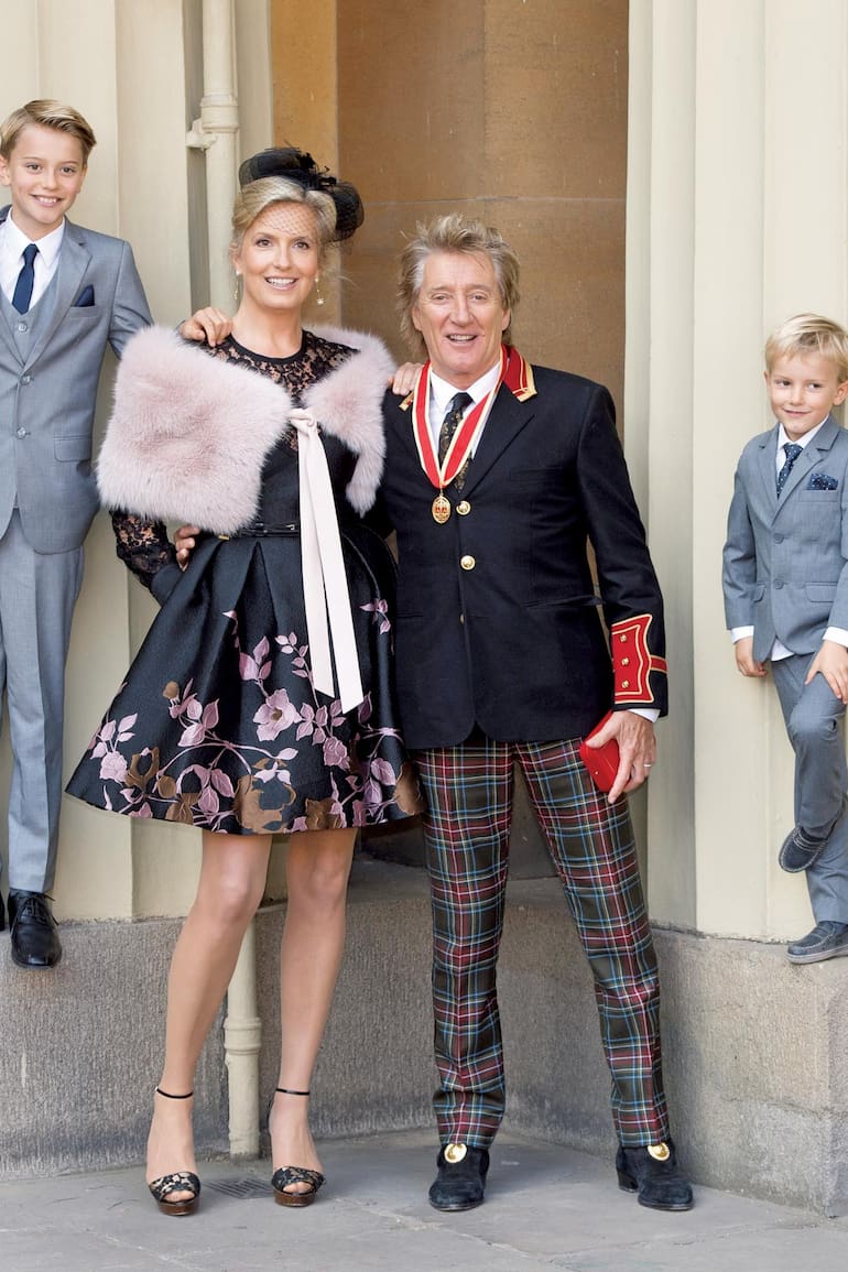 Rod Stewart con su esposa Penny Lancaster y los dos hijos de la pareja: Alastair y Aiden