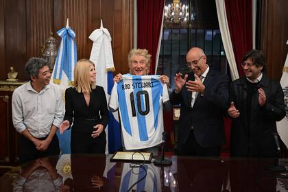 Rod Stewart en la Legislatura Porteña, con la 10 que lleva su nombre estampado