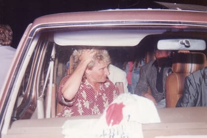 Rod Stewart retirándose después de una noche en Le Club