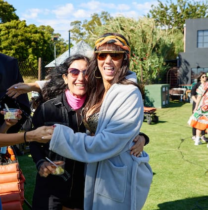 Mayra Bonard junto a Griselda Siciliani durante el rodaje de la serie Moria