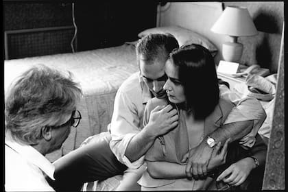 El director da indicaciones a los actores franceses Jean-Marc Barr y Sandrine Bonnaire