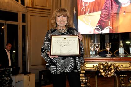 Rodeada de familiares, amigos y colegas, Fanny Mandelbaum fue declarada personalidad destacada de la cultura