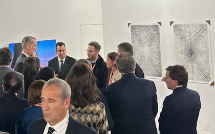 Rodeada de guardaespaldas, la artista pudo hablar con Felipe y Letizia