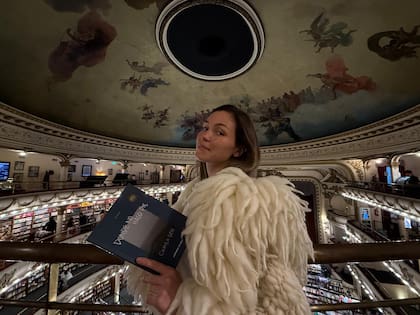Rodeada de libros, en una reconocida librería porteña