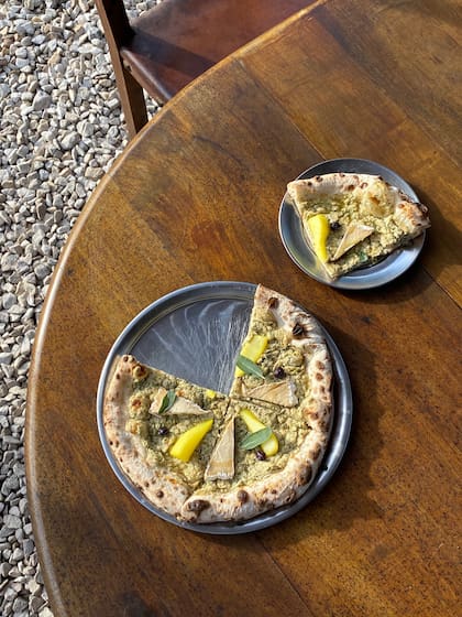 Rodeada de plantas, Yermo ofrece pizza napolitana y vinos naturales.
