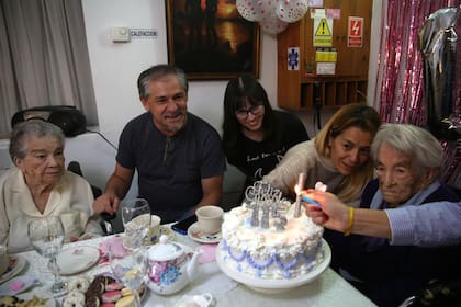 Rodeada de su familia, que incluye tataranietos, Casilda Benegas hoy celebró sus 115 años