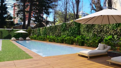 Rodeada de un entorno verde y cuidadosamente diseñado, la pileta ofrece un espacio de calma y conexión con la naturaleza