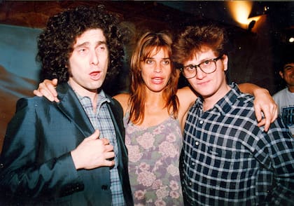 Rodeada por Andrés Calamaro y Pipo Cipolatti