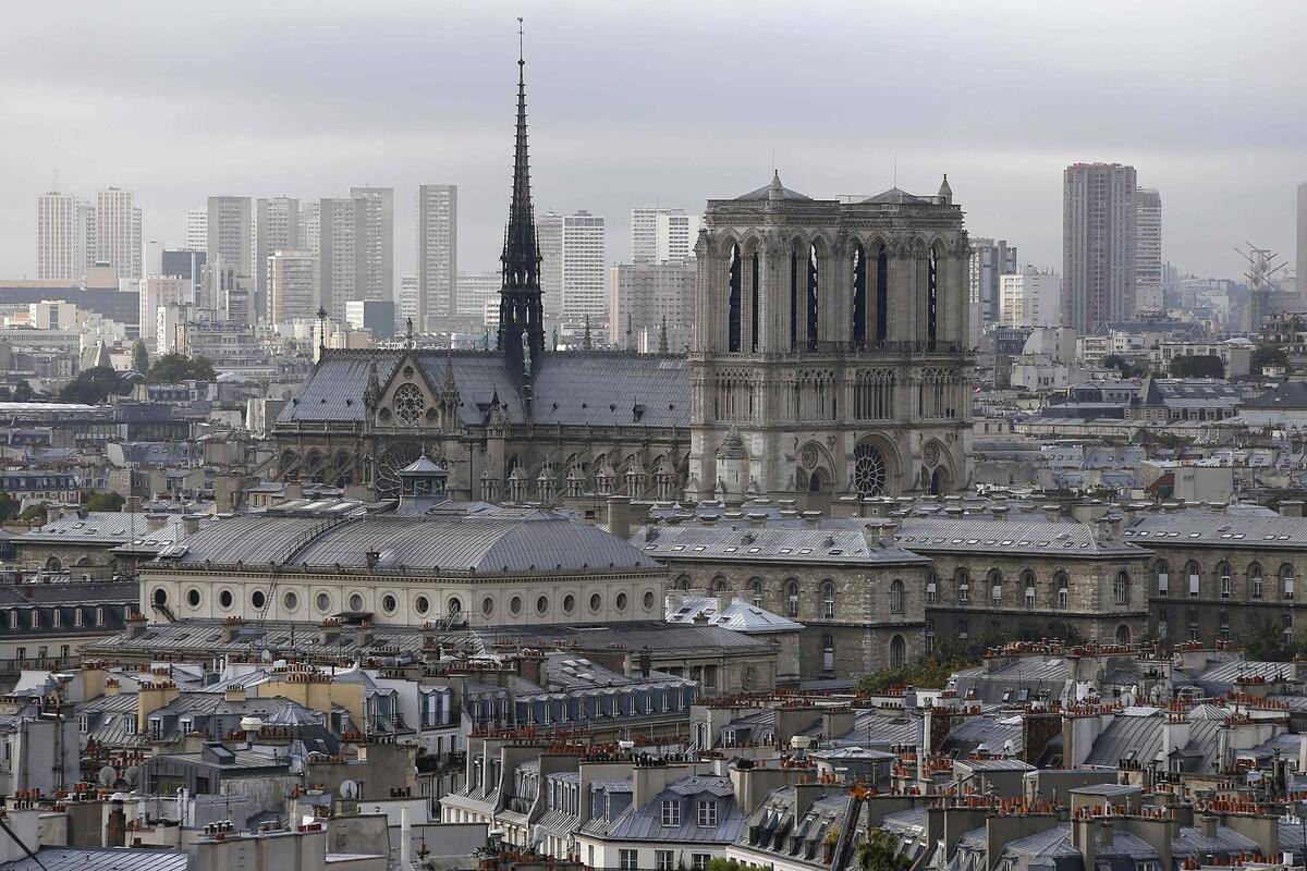 Rodeada por las aguas del río Sena, la Catedral está situada en la pequeña isla de la Cité
