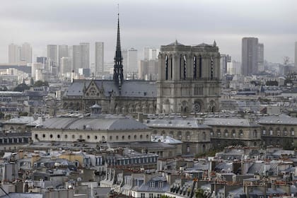 Es una de las catedrales góticas más antiguas y allí tuvieron lugar varios acontecimientos importantes para historia de Francia