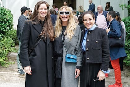 Rodeada por su equipo de la Fundación Ama Amoedo: Laura Hakel (curadora de la Colección y Proyectos Artísticos), y Verónica Flom (es la directora).