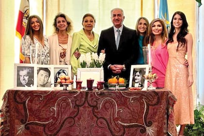 Rodeada por su hijo Reza, su nuera y nietas, recordando a quienes ya no los acompañan.