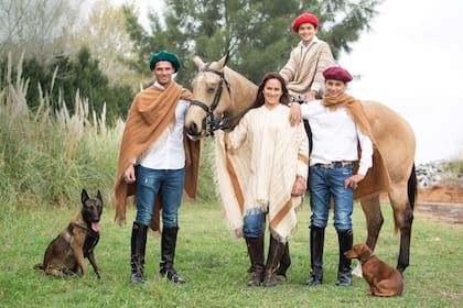 Rodeada por su marido, Lucas Fernández, y sus hijos, Mateo y Lucas. A su lado, infaltables en una tarde de cabalgata, sus perros: un Malinois llamado Pablo y Trooper, un simpático salchicha.