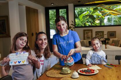 Rodeada por sus hijas, Agustina Catala postula: "Cuando uno se preocupa por evitar en ellos la ansiedad tiene que saber que también uno tiene que hacer cambios"
