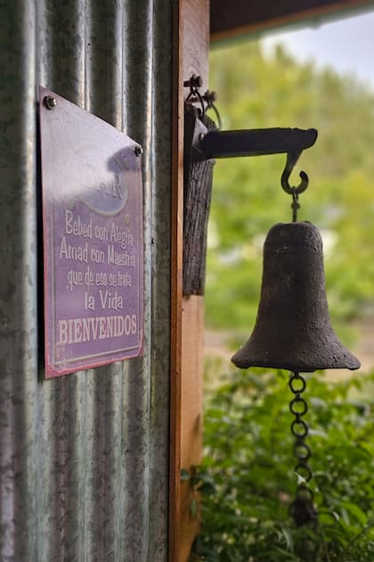 Rodeado de bosque y montaña, invita a alejarse del ritmo del centro para disfrutar de una experiencia más íntima, donde la naturaleza forma parte de cada momento.