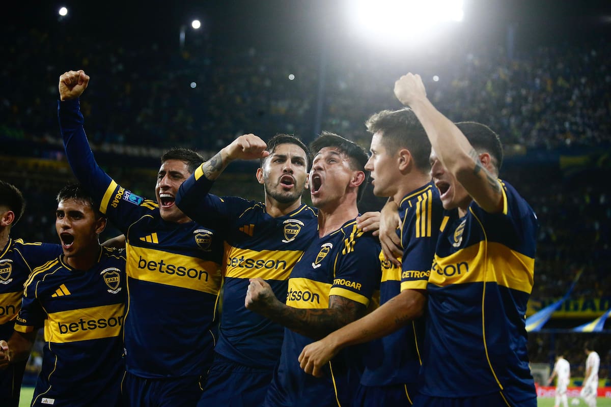 Rodeado de compañeros, Adam Bareiro celebra el 2 a 0: no convertía desde su debut en la Copa Argentina.