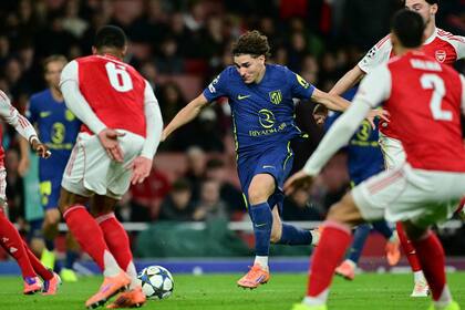 Rodeado de jugadores de Arsenal, Julián Álvarez intenta avanzar sobre el arco rival; el atacante de Atlético de Madrid estrelló una pelota en el travesaño y fue el argumento ofensivo de los españoles