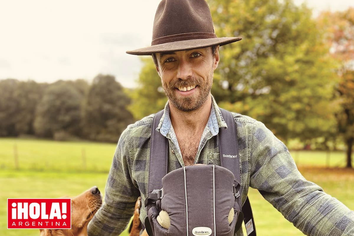 Rodeado de sus queridos perros, James dio un paseo con baby Inigo en la mochila.