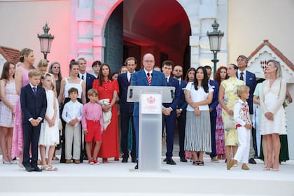 Rodeado de toda la familia, el príncipe Alberto habló a los monegascos desde las puertas de palacio.