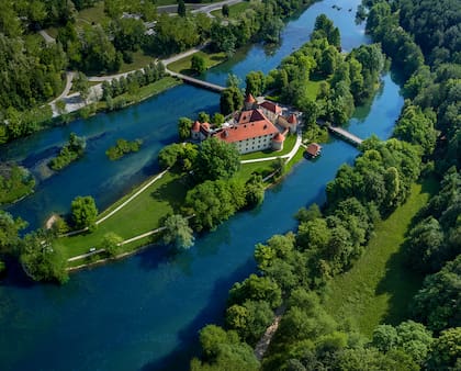 Rodeado por el río Krka, el Grad Otočec es un singular castillo con ubicación privilegiada.