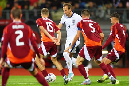 Rodeado por rivales, Kane maneja la pelota; el capitán alimenta la ilusión de Inglaterra y es su máximo anotador histórico, con 76 goles.