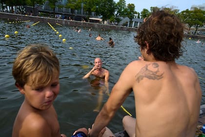 Rodeados de agua, los nadadores holandeses tienen muchos lugares para refrescarse