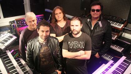 Rodeados de teclados, los músicos de Bad Dreams