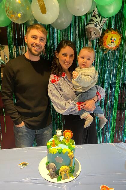 Rodeando a su hijo, Marina y Gonzalo Zimmermann posan para el álbum familiar. La pareja se casó el 6 de noviembre de 2020.