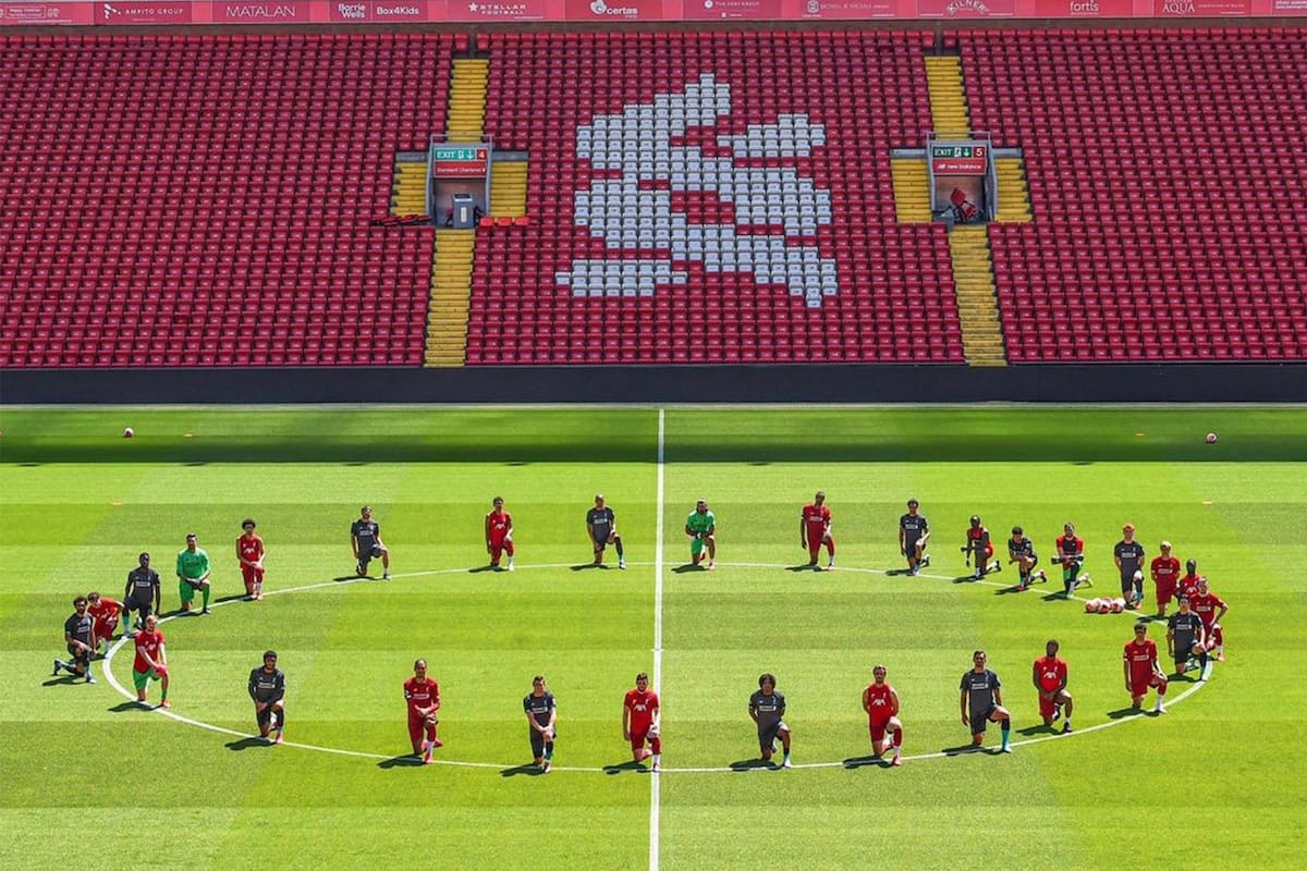 Rodilla en tierra: el plantel de Liverpool y una imagen que dio la vuelta al mundo, como símbolo de la lucha contra la segregación racial