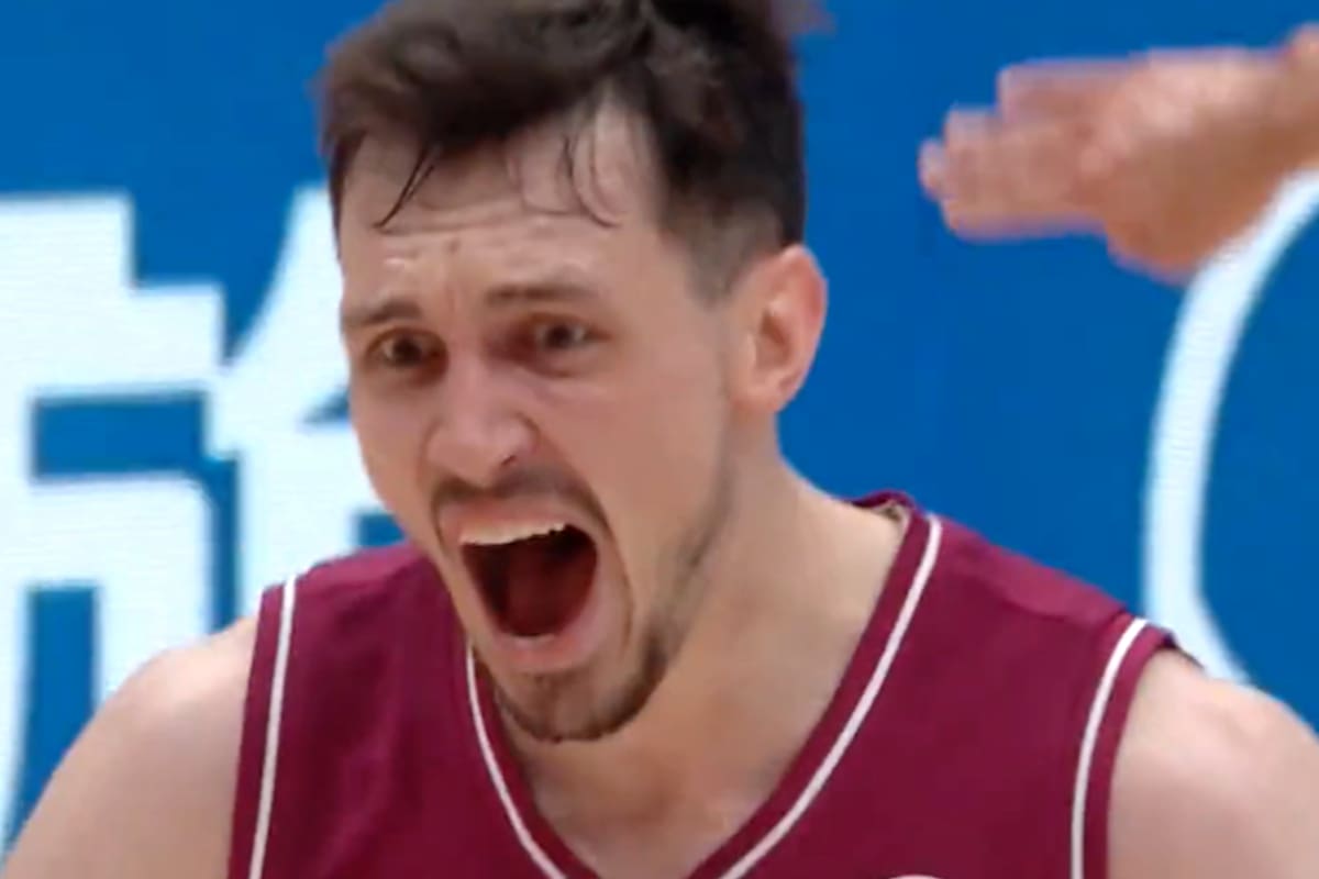 Rodions Kurucs (00) celebró el punto que el conjunto báltico obtuvo sobre el final del primer cuarto contra Brasil