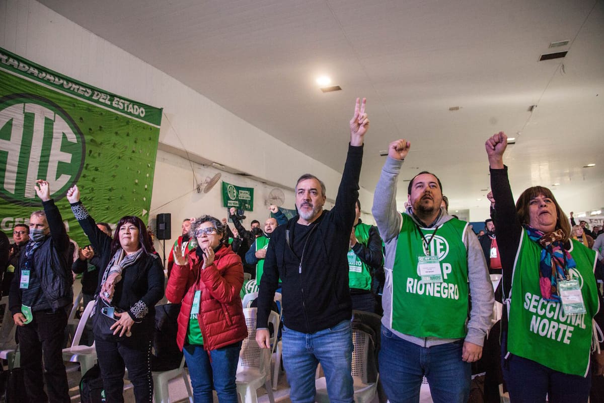 Rodolfo Aguiar, en el centro, de campera negra, es el secretario general electo del gremio estatal de ATE