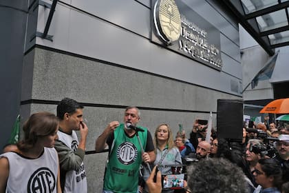 Rodolfo Aguiar, jefe de ATE Nacional, encabeza un acto en la puerta de la Secretaría de Trabajo