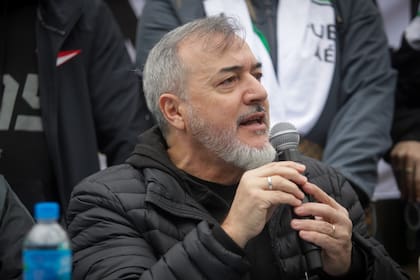 Rodolfo Aguiar, titular de ATE, al encabezar una protesta frente a la sede del Ministerio de Defensa
