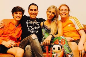 Rodolfo Barili junto a su novia, Lara Piro, y sus dos hijos