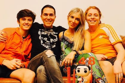 Rodolfo Barili junto a su novia, Lara Piro, y sus dos hijos