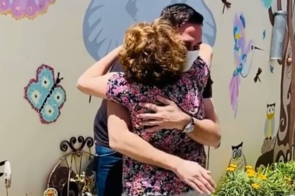 Rodolfo Barili se fundió en un sentido abrazo con su madre después de mucho tiempo.