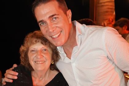 Rodolfo Barili y Antonia, su mamá, la docente que se hizo cargo sola de la crianza de sus hijos