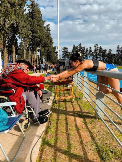 Rodolfo Barizza, su gran entrenador desde 2019, que tiene 94 años y está en silla de ruedas, acompañó a Betsabé en el torneo donde se sintió renacer