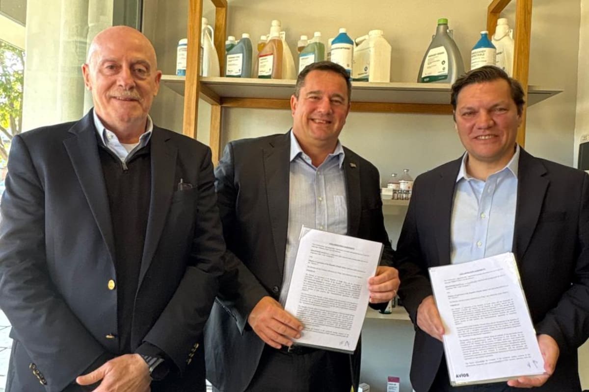 Rodolfo Bellinzoni, director de operación de Biogénesis; John Steenhuisen, ministro de Agricultura, y Esteban Turic, CEO de Biogénesis Bagó