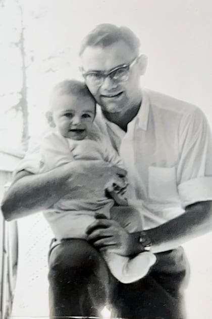 Rodolfo Clutterbuck sostiene a Alan cuando este era bebé. Vivían en Belgrano. Alan fue al Belgrano Day School. La familia Clutterbuck vivió 3 años en Brasil por el trabajo de Rodolfo.