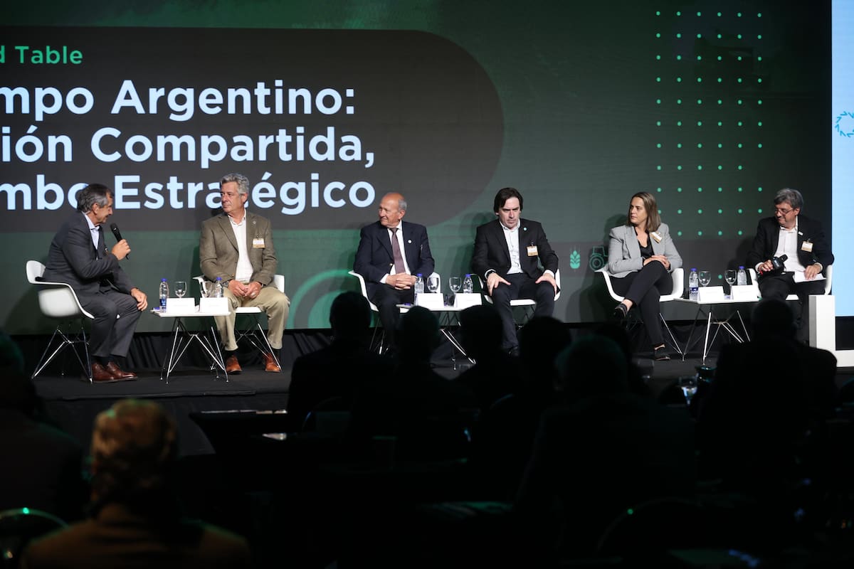 Rodolfo de Felipe, presidente de LIDE Argentina, Nicolás Pino, presidente de la Rural; Carlos Castagnani, de CRA; Lucas Magnano, de Coninagro; Andrea Sarnari, de FAA, y Marcelo Torres, presidente de Aapresid, que fue el moderador del panel