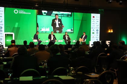 Rodolfo de Felipe, presidente de LIDE Argentina y moderador, Ignacio Lartirigoyen, presidente de Lartirigoyen, Alejandro Elsztain, CEO de Cresud, e Ignacio Bartolomé, CEO de GDM