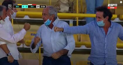 Rodolfo D'Onofrio, con el barbijo mal colocado, dialoga con otros dirigentes de River en la platea de la Bombonera