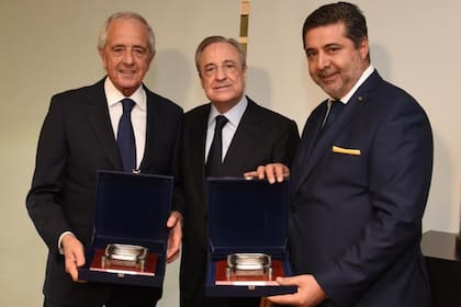 Rodolfo D'Onofrio y Daniel Angelici con Florentino Pérez, en una reunión efectuada en noviembre de 2019