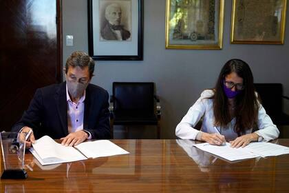 Rodolfo Gabrielli, presidente del directorio de Casa de Moneda, y Elizabeth Gómez Alcorta, ministra de las Mujeres, Géneros y Diversidad