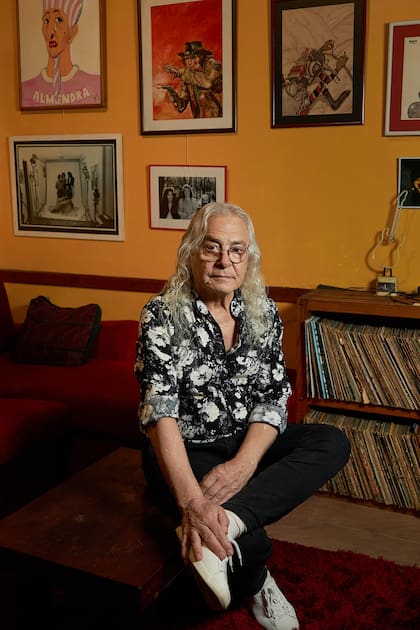 Rodolfo García en su hogar, en diciembre del año pasado y con la histórica tapa del primer disco de Almendra en la pared