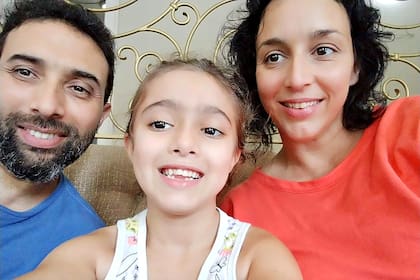 Rodolfo, junto a su hija Juana y a su esposa, Melina