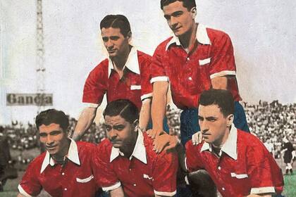 Rodolfo Miceli, Carlos Cecconato, Carlos Lacasia, Ernesto Grillo y Osvaldo Cruz, con la camiseta que los inmortalizó, la de Independiente